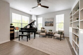 12544 Ovation Dr in Fairfax, VA - Foto de edificio - Building Photo