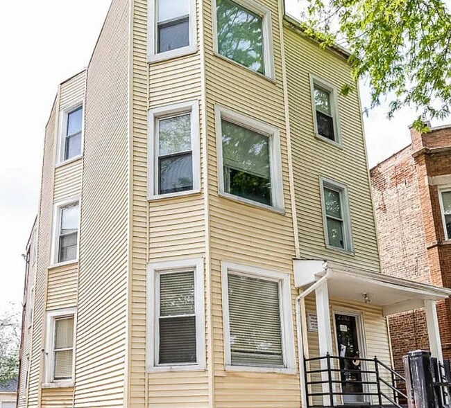 2310 N Kenneth Ave in Chicago, IL - Building Photo - Building Photo