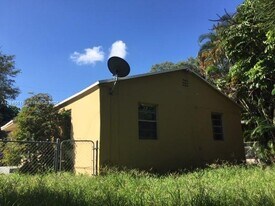 18202 NE 25th Pl in North Miami Beach, FL - Building Photo