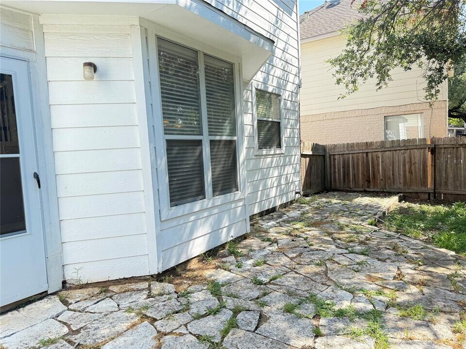 8111 Broken Branch Dr in Round Rock, TX - Building Photo