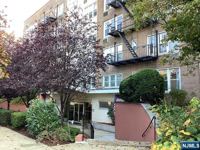 2160 Center St in Fort Lee, NJ - Building Photo