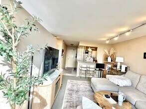 1355 N Sandburg Terrace in Chicago, IL - Building Photo - Building Photo