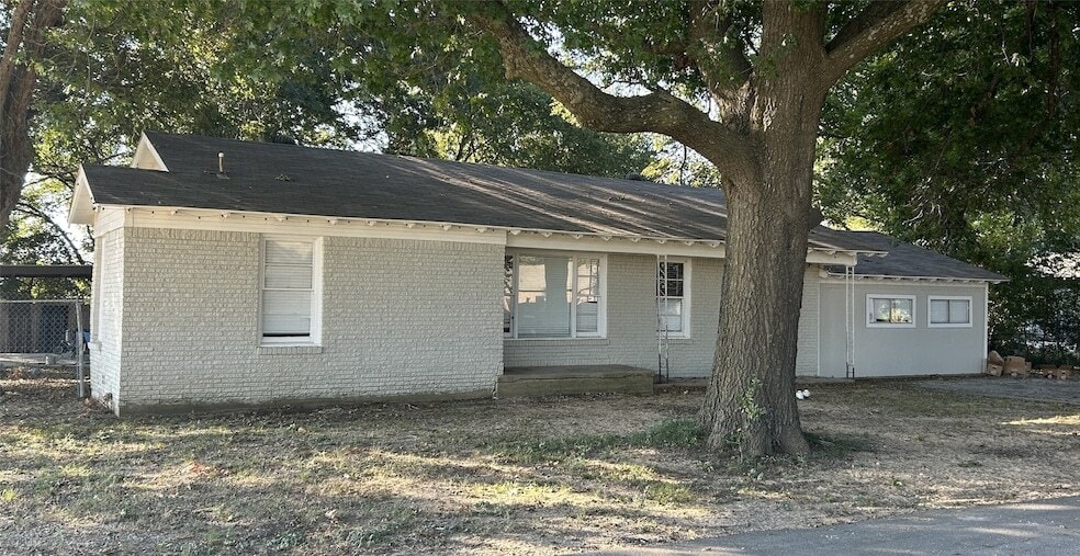 704 Scurlock St in Grandview, TX - Building Photo