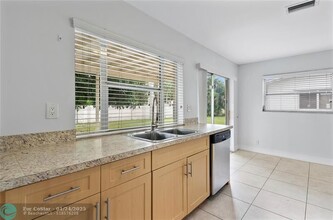 6500 NW 57th Ct in Tamarac, FL - Foto de edificio - Building Photo