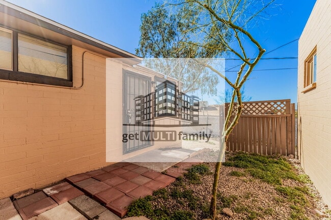1402 W Mercer Ln