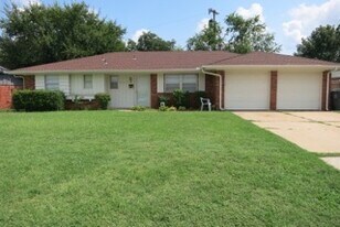 2742 Winston Rd in The Village, OK - Building Photo