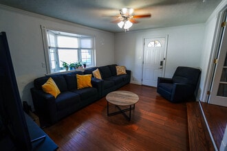 10857 Mount Gleason Ave in Sunland, CA - Foto de edificio - Building Photo