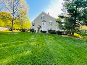 24 Lee Ct in Plainsboro, NJ - Foto de edificio - Building Photo