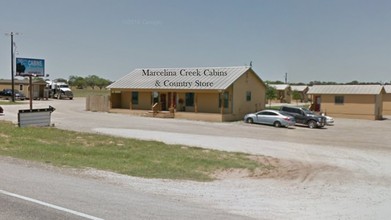 Man Camp in Floresville, TX - Foto de edificio - Building Photo