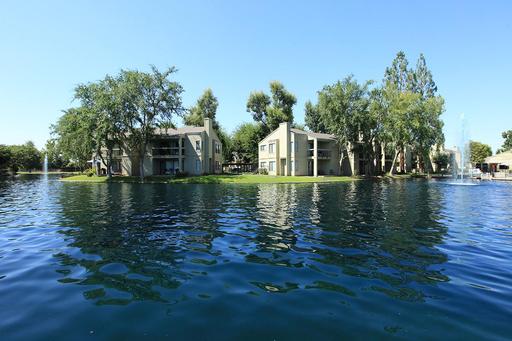 Edgewater Condominiums in Bakersfield, CA - Foto de edificio