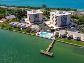 7430 Sunshine Skyway Ln S in St. Petersburg, FL - Building Photo - Building Photo