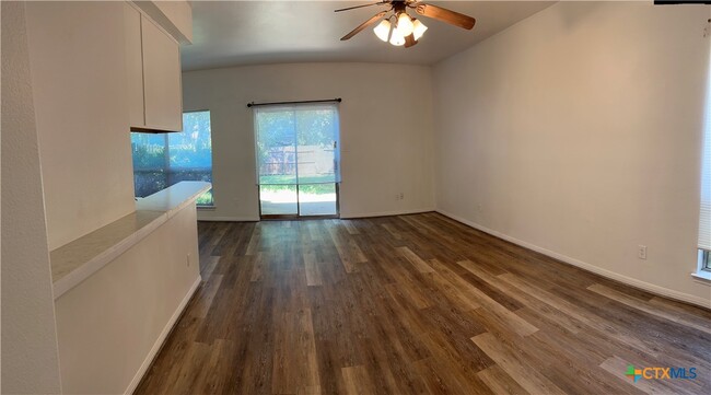 1500 N Claremont Cir in Marble Falls, TX - Foto de edificio - Building Photo