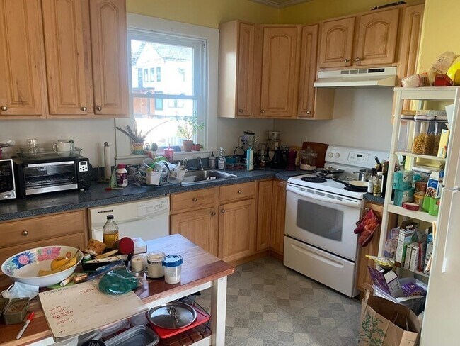 84 Walker St, Unit 1 in Newton, MA - Foto de edificio - Building Photo
