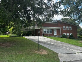 2696 Lakemoore Dr in Morristown, TN - Building Photo