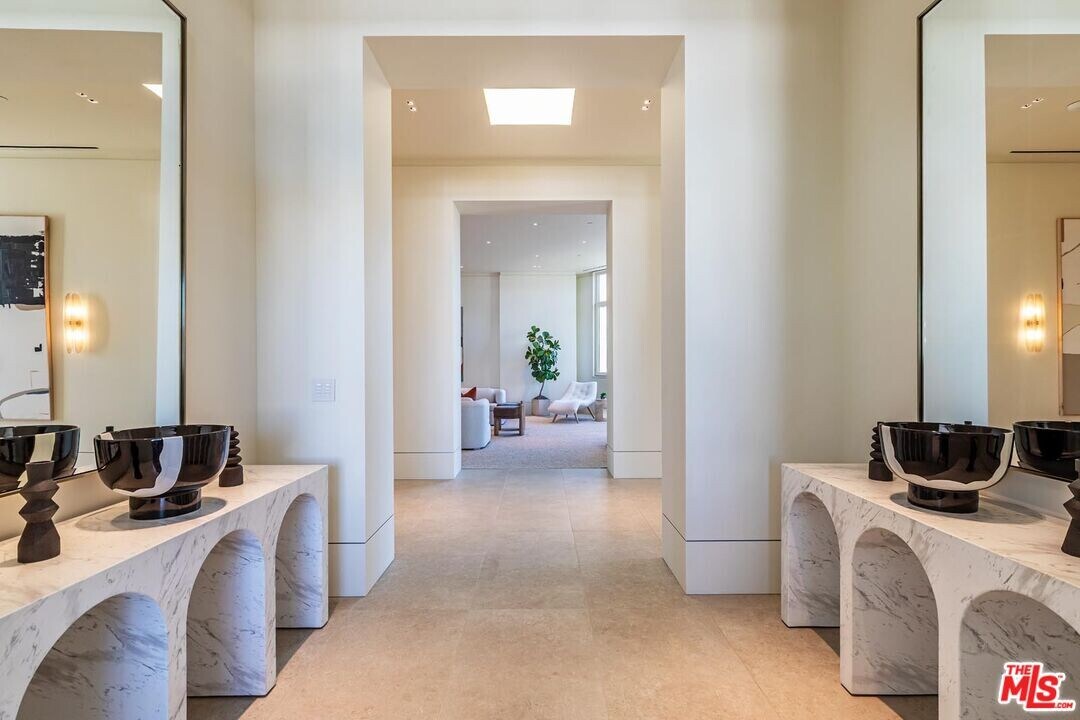 455 N Palm Dr in Beverly Hills, CA - Building Photo