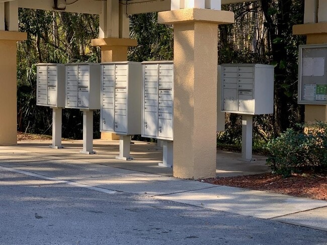 1903 Fiesta Ridge Ct in Tampa, FL - Building Photo - Building Photo