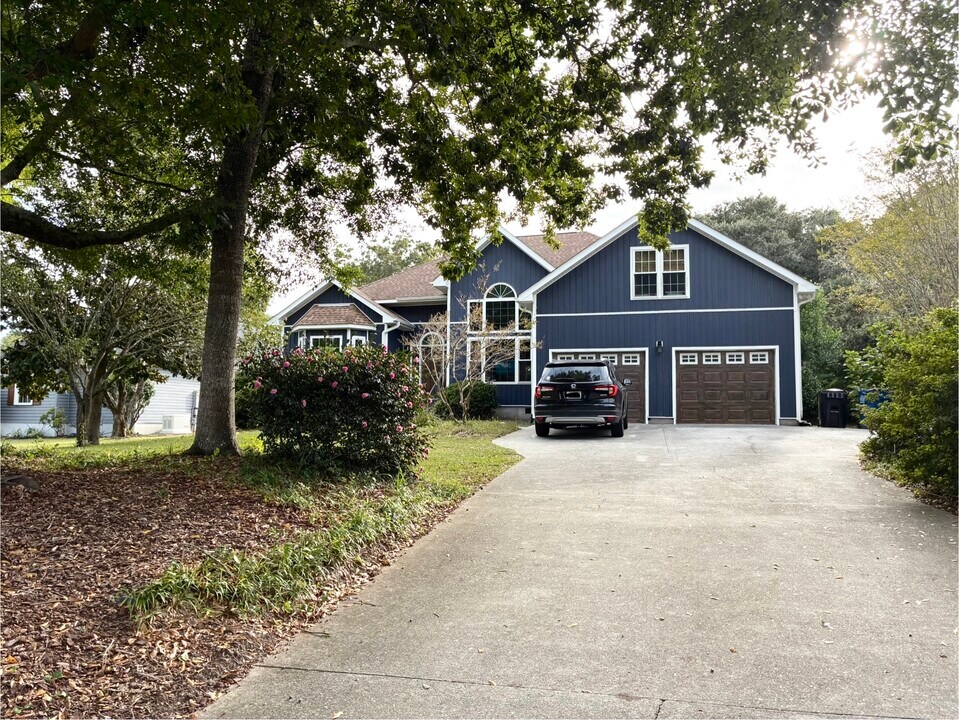 427 Lakeview Dr in Hampstead, NC - Building Photo