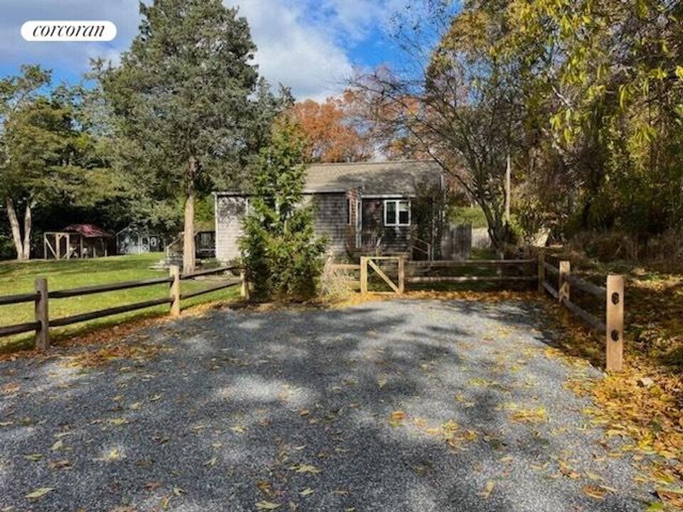 21 Dover Ave in Southampton, NY - Building Photo