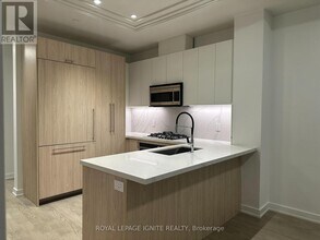 123 Maurice Dr in Oakville, ON - Building Photo - Building Photo