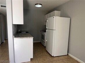 4601 Bayshore Dr, Unit A1 in Naples, FL - Building Photo - Building Photo