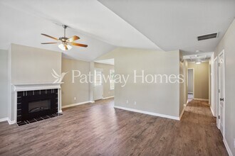 310 Lakeview Trail in Covington, GA - Foto de edificio - Building Photo