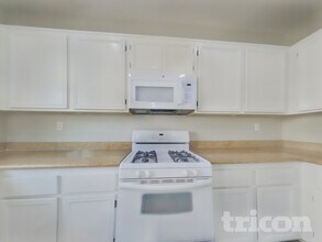 44105 Coral Dr in Lancaster, CA - Foto de edificio - Building Photo