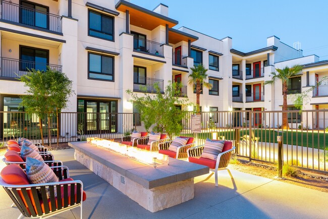 Avenida Palm Desert 55+ Active Adult Apartment Homes in Palm Desert, CA - Foto de edificio - Building Photo