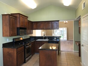 1057 E Sarazen Ave in Fresno, CA - Building Photo - Building Photo