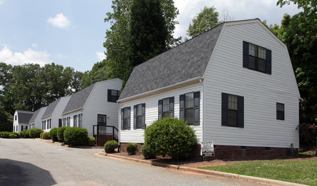 The Village of Nantucket in Greensboro, NC - Building Photo - Building Photo