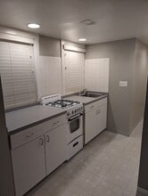 122 S East Ave, Unit GN in Oak Park, IL - Foto de edificio - Building Photo