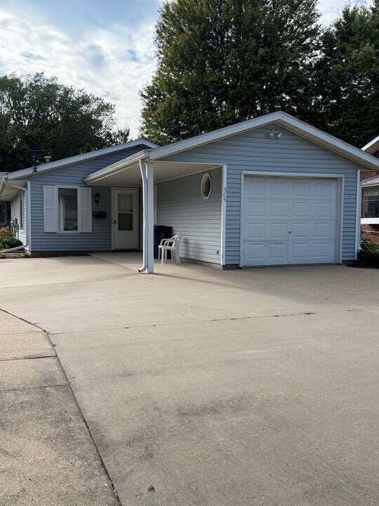 505 Broadway St in Pella, IA - Building Photo
