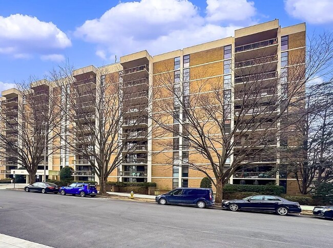 1016 S Wayne St, Unit 203 in Arlington, VA - Building Photo - Building Photo