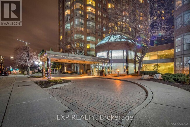 335-2335 Webb Dr in Mississauga, ON - Building Photo - Building Photo