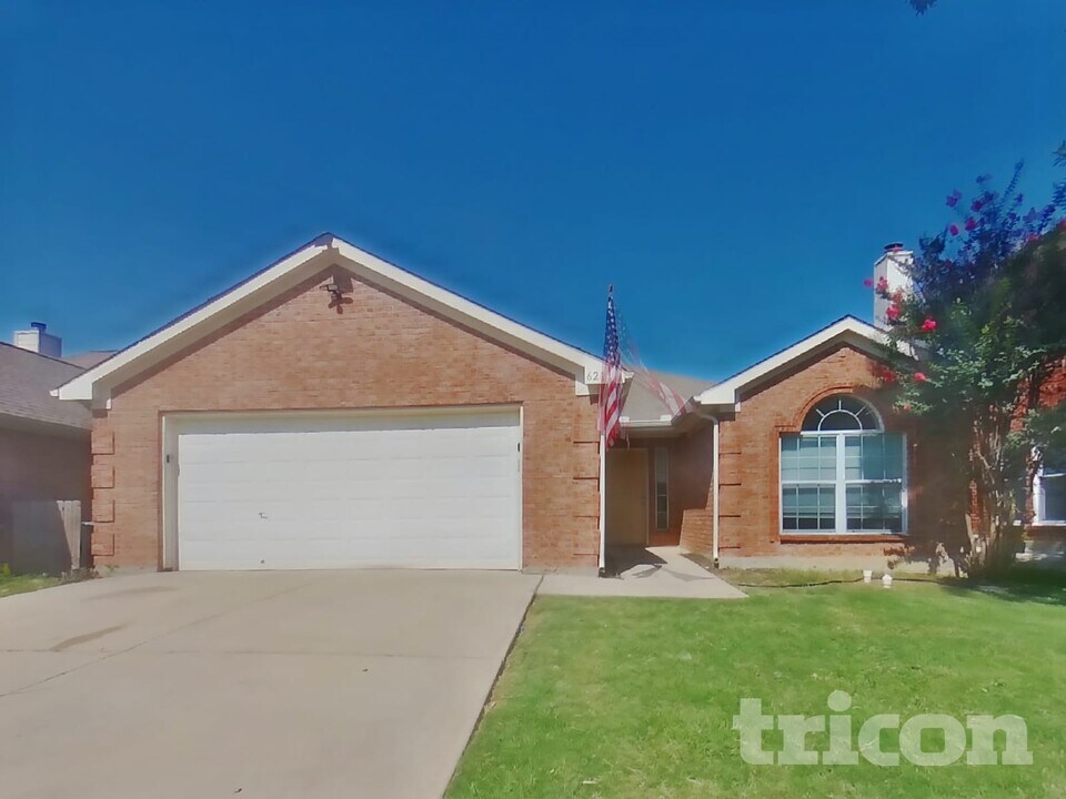 621 Babbling Brook Dr in Saginaw, TX - Building Photo