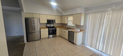 525 Altoona St NW in Port Charlotte, FL - Building Photo - Building Photo