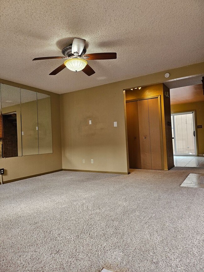 2105 Chatalet Ln in Pueblo, CO - Building Photo - Building Photo