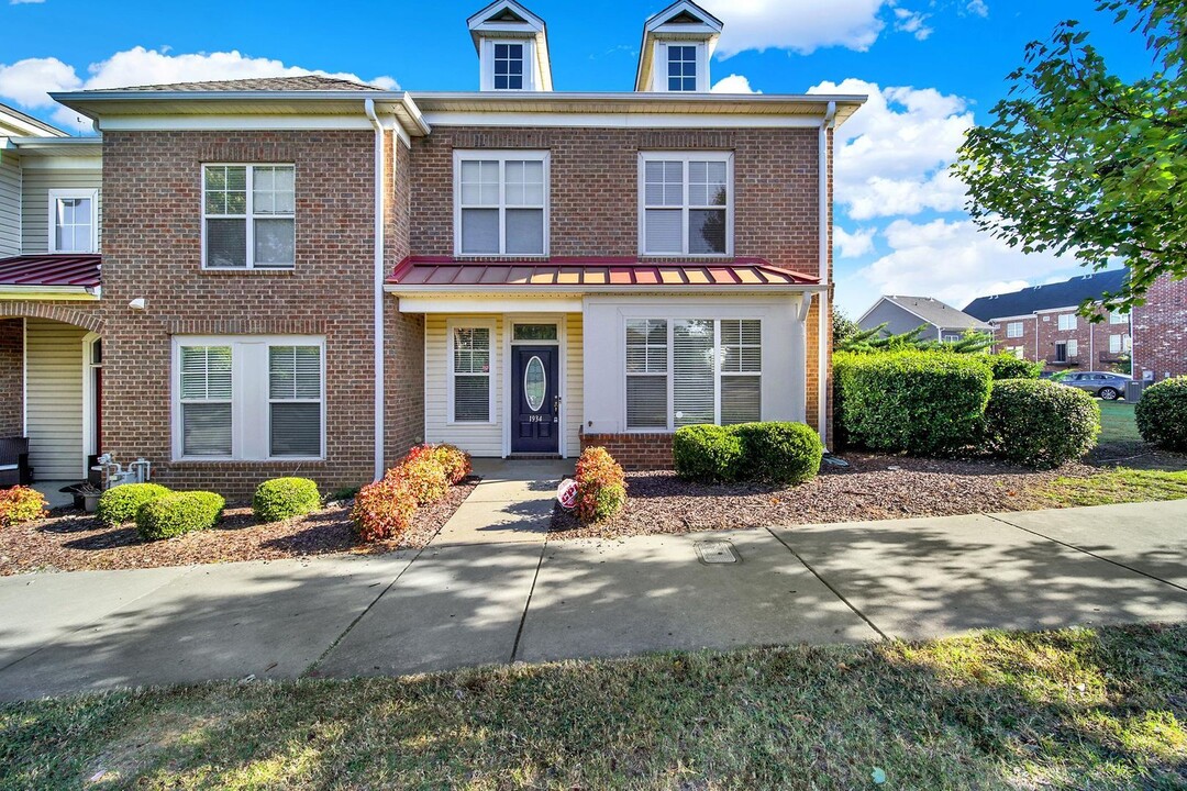 1934 Cambridge Beltway Dr in Charlotte, NC - Foto de edificio