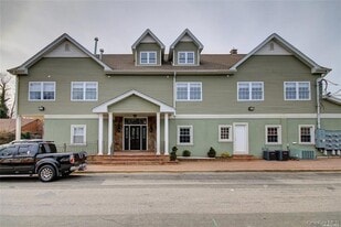 5720a Old Sunrise Hwy in Massapequa, NY - Building Photo