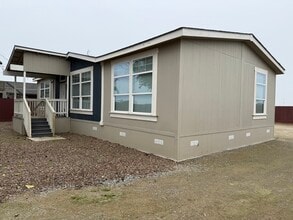 819 Dianne Dr in Turlock, CA - Foto de edificio - Building Photo