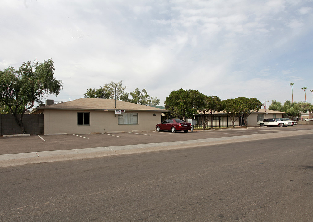 25 W Oakland St in Chandler, AZ - Building Photo