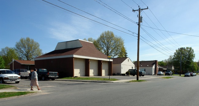 George D. Robinson Apartments - II in Chicopee, MA - Foto de edificio - Building Photo