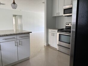 477 NE 35th St in Boca Raton, FL - Foto de edificio - Building Photo