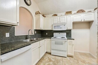 1150 Green Hill Dr in Canyon Lake, TX - Foto de edificio - Building Photo