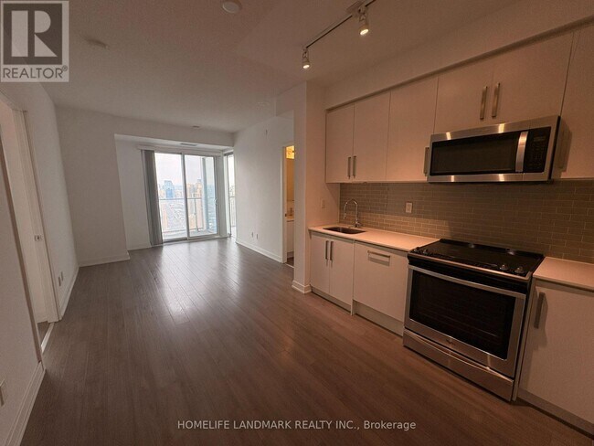 5180 Yonge St in Toronto, ON - Building Photo - Building Photo