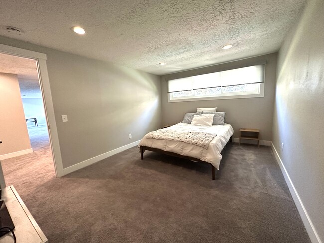 5300 SW Dover Ln, Unit Lower level
