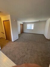 4915 Universal Dr in Midland, MI - Foto de edificio - Building Photo