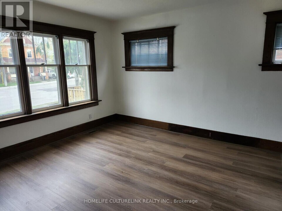 180 Erb St. W in Waterloo, ON - Building Photo
