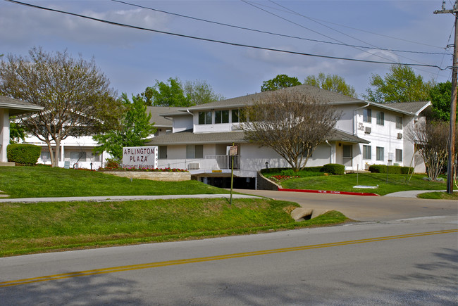 Arlington Plaza in Arlington, TX - Building Photo - Building Photo