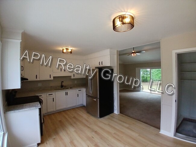 304 Gatlin Dr in Hopkins, SC - Building Photo - Building Photo