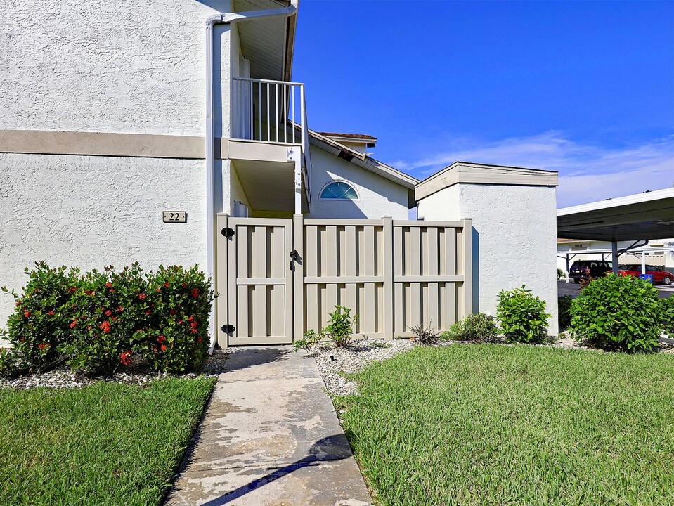 6855 Pentland Way in Ft. Myers, FL - Building Photo